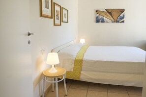 1 bedroom, bed sheets - N011 - Numana, new two-room apartment with garden (Sirolo)