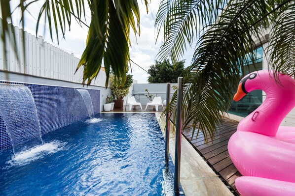 Una piscina al aire libre