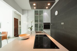 Frigorífico, horno, placa de cocina y lavavajillas