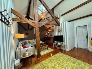 Lägenhet Deluxe - 1 sovrum - terrass (Studio 7/8) | Vardagsrum | 80-tums platt-tv med kabelkanaler och tv