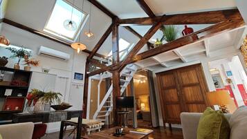 Estudio Deluxe (Open - Space Studio 3/4) | Área de sala de estar | Televisión de pantalla plana de 80 pulgadas con canales por cable