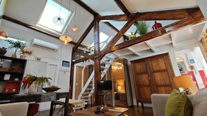 ดีลักซ์สตูดิโอ (Open - Space Studio 3/4) | บริเวณนั่งเล่น | ทีวีจอแบน 80 นิ้ว พร้อมช่องเคเบิล, ทีวี