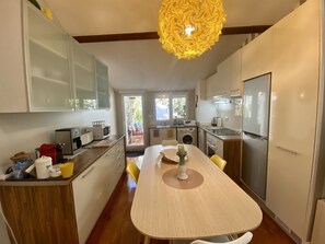 Deluxe-Apartment, 1 Schlafzimmer, Terrasse (Studio 7/8) | Eigene Küche | Kühlschrank, Mikrowelle, Ofen, Herdplatte