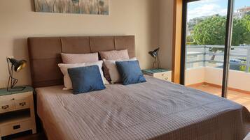4 bedrooms, iron/ironing board, Internet, bed sheets