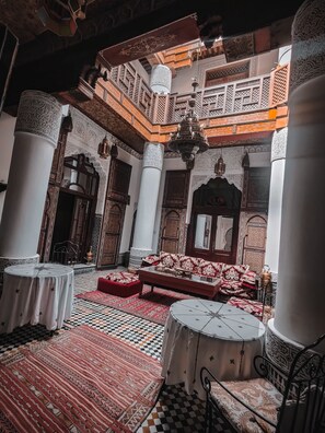 32-inch TV with cable channels - Ryad Zahrat Fes (Fes)