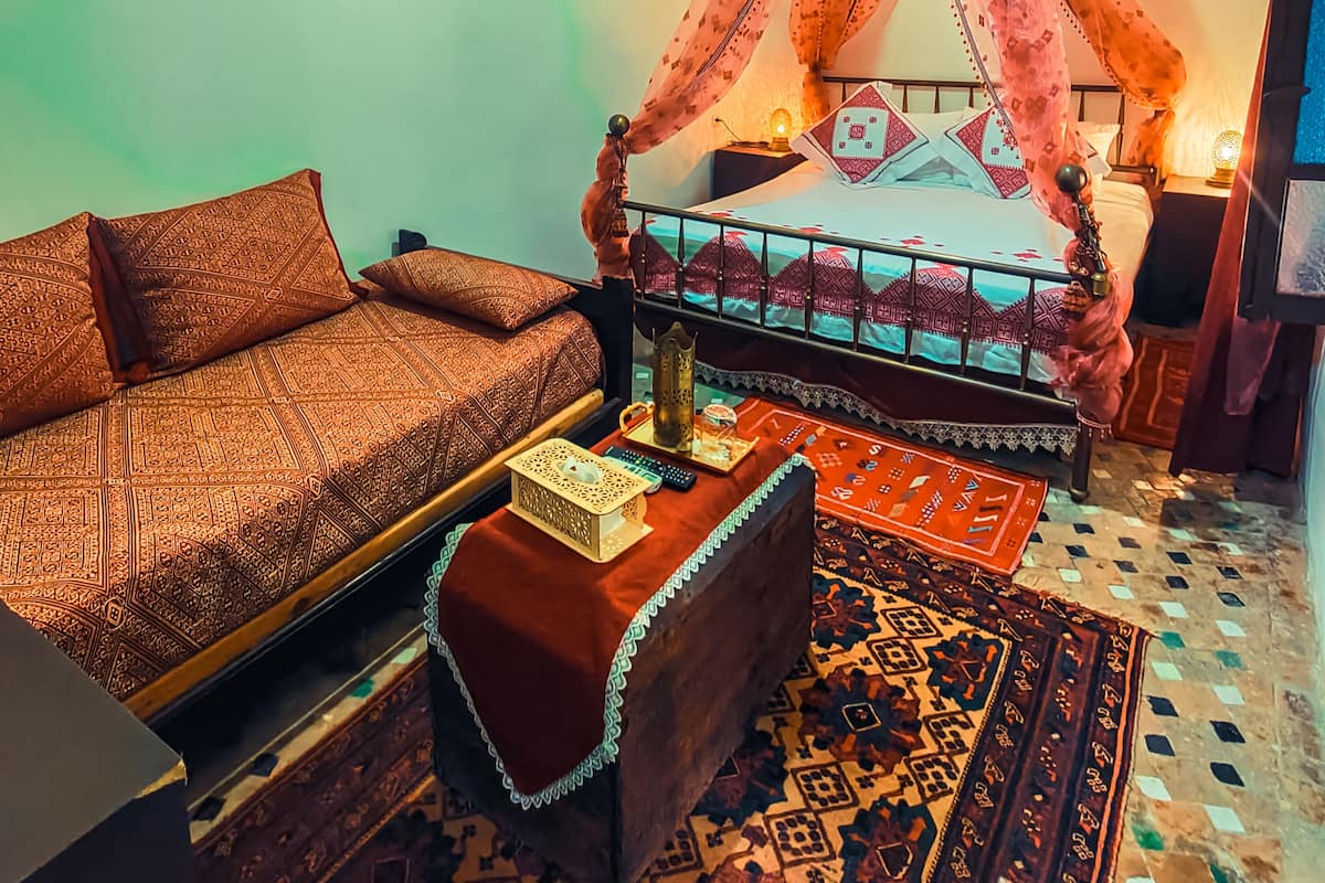 أغطية فراش متميزة ومكتب وتجهيزات عازلة للصوت وأسرّة أطفال/رضّع (مجانًا)