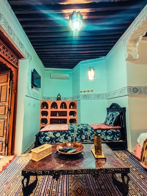 Quarto conforto, para não fumantes | Roupas de cama premium, escrivaninha, quartos à prova de som