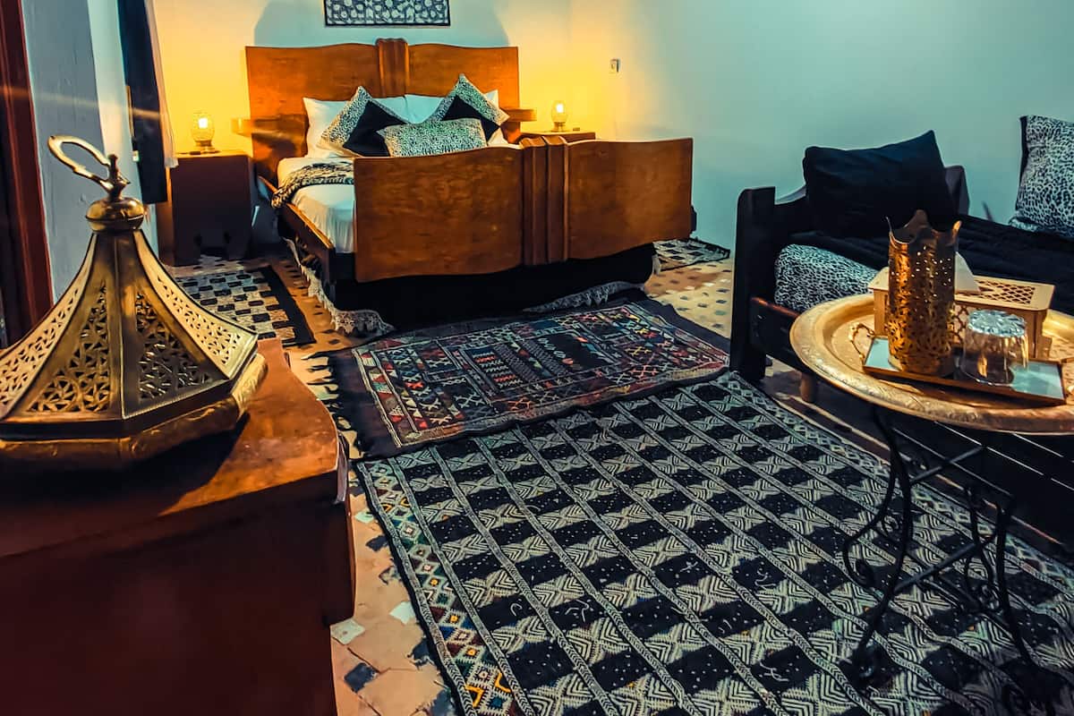 أغطية فراش متميزة ومكتب وتجهيزات عازلة للصوت وأسرّة أطفال/رضّع (مجانًا)