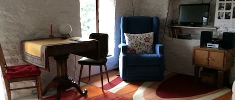 Smart TV, DVD player, books, stereo