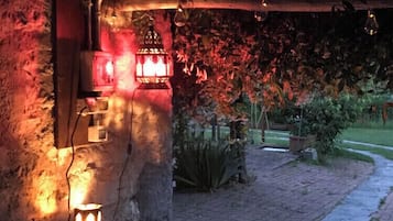 Eine Steinsäule mit Laterne und Tischlampe.