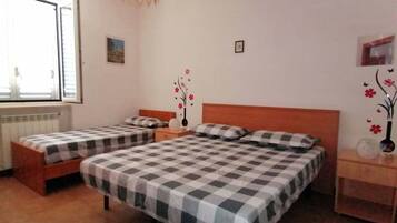 3 chambres, fer et planche à repasser