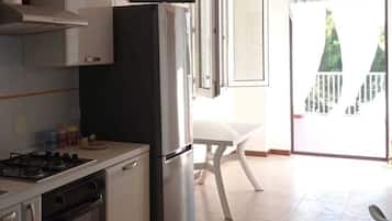 Réfrigérateur, four, plaque de cuisson, cafetiÚre/bouilloire