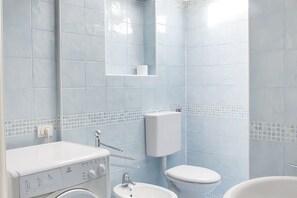 Shower, bidet, towels - N012 - Numana, new two-room apartment with air conditioning (Sirolo)