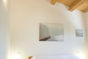 1 bedroom, bed sheets