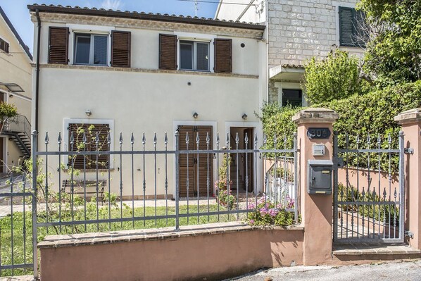 Exterior - N012 - Numana, new two-room apartment with air conditioning (Sirolo)