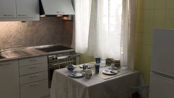 冷蔵庫、電子レンジ、オーブン、コンロ