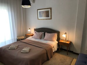 2 chambres, bureau, fer et planche Ă repasser, lit parapluie