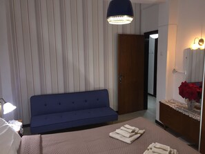 2 bedrooms, desk, iron/ironing board, travel cot - Cosy Seaside Apartment (Καβάλα)