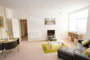 Living area - Comfortable Swindon 1 bedroom Town Centre Apartment, FREE Parking (Swindon)