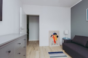 Apartamento, vista para o pátio | Área de estar | TV de tela plana