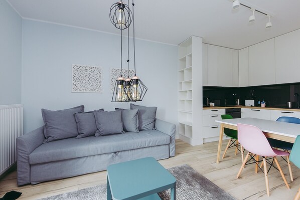 Appartement, vue sur la cour intérieure | Literie de qualité, espace de travail pour ordinateurs portables