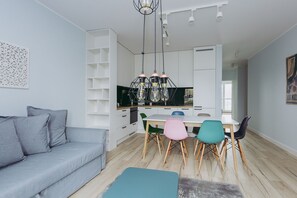 Appartement, vue sur la cour intérieure | Cuisine privée | Réfrigérateur grande capacité avec congélateur, un four