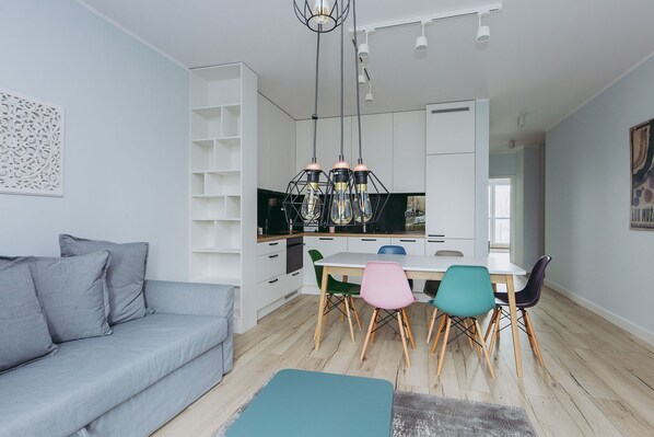 Departamento, vista al patio | Cocina privada | Refrigerador con congelador, horno, parrilla de estufa y lavavajillas