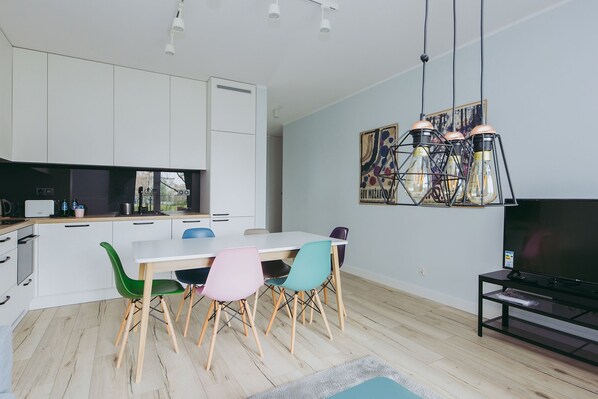 Apartamento, vista para o pátio | Cozinha privada | Geladeira grande, fogão, cooktop, lava-louças