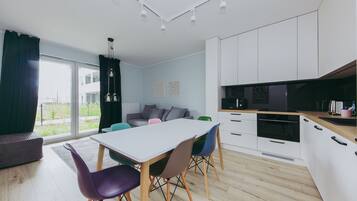 Apartment, Courtyard View | Living area | Flat-screen TV