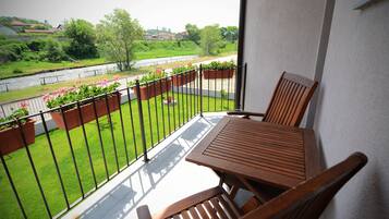 Classic Room, 2 Twin Beds, River View | Balcony