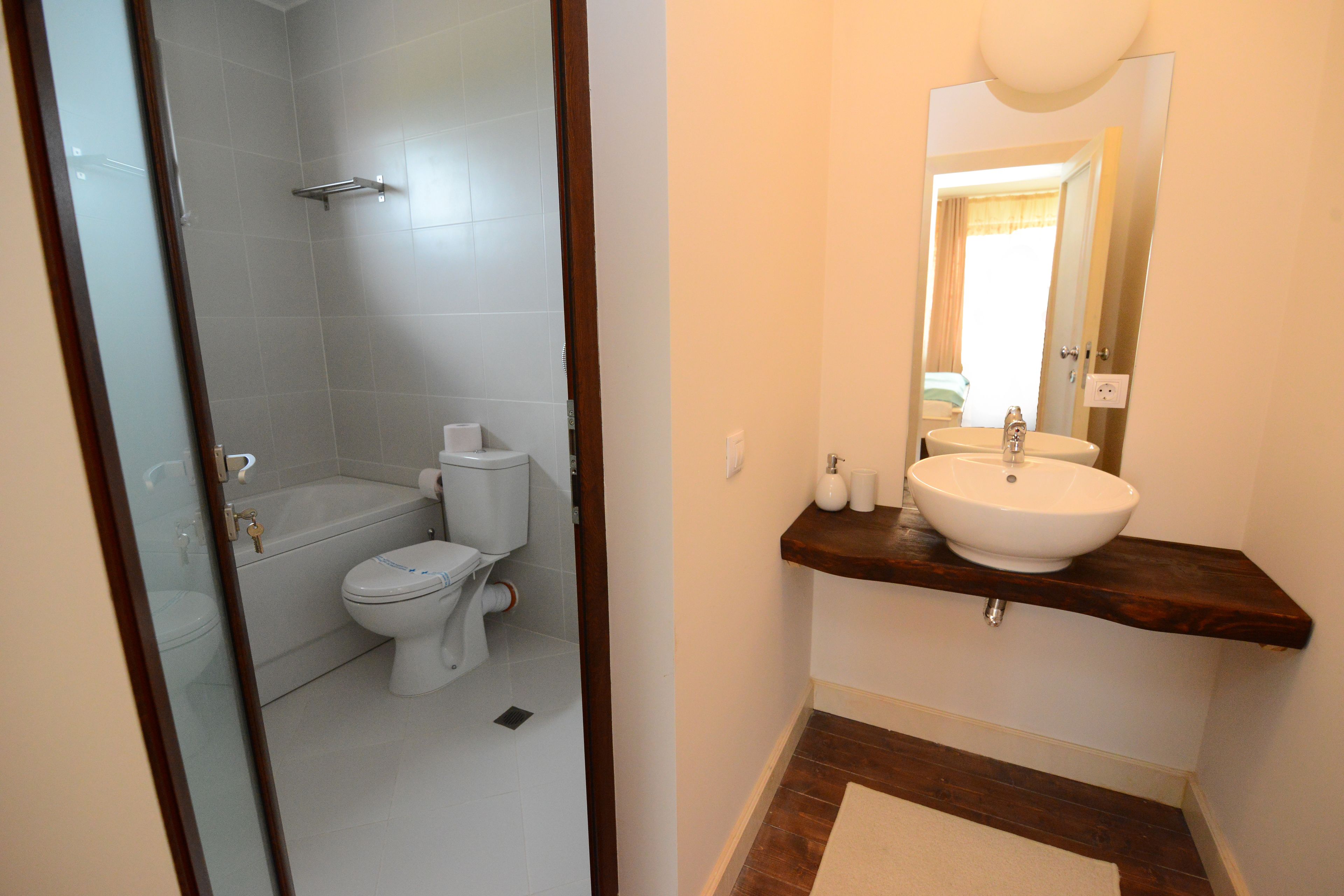 Separate bathtub and shower, deep-soaking bathtub, free toiletries