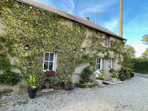 Charming independent cottage with enclosed garden, pets allowed