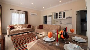 Villa, 2 Schlafzimmer | Wohnzimmer | LCD-Fernseher