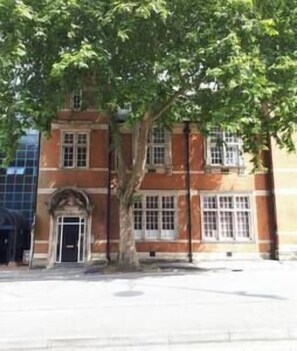 Exterior - Comfortable Swindon 3 bedroom Town Centre Apartment with en-suite, FREE Parking (Swindon)