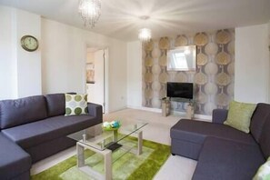 Living area - Comfortable Swindon 3 bedroom Town Centre Apartment with en-suite, FREE Parking (Swindon)