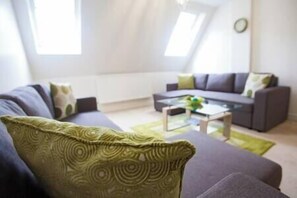 Living area - Comfortable Swindon 3 bedroom Town Centre Apartment with en-suite, FREE Parking (Swindon)