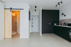 Comfort Apartment, City View | Private kitchen | Fridge, microwave, oven, stovetop - ShortStayPoland Pereca - B68 (Warsaw)