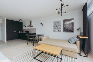 Comfort Διαμέρισμα, Θέα στην Πόλη | Περιοχή καθιστικού | Τηλεόραση με επίπεδη οθόνη