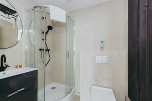 Comfort Διαμέρισμα, Θέα στην Πόλη | Μπάνιο | Ντουζιέρα, πιστολάκι μαλλιών, πετσέτες, Σαπούνι