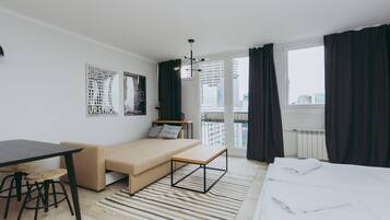 Appartamento Comfort, vista città | Biancheria da letto di alta qualità, postazione laptop, tende oscuranti