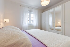 Deluxe-huoneisto, 2 makuuhuonetta, terassi, näköala puutarhaan (Blue) | Yksilöllisesti sisustettu, yksilöllisesti kalustettu
