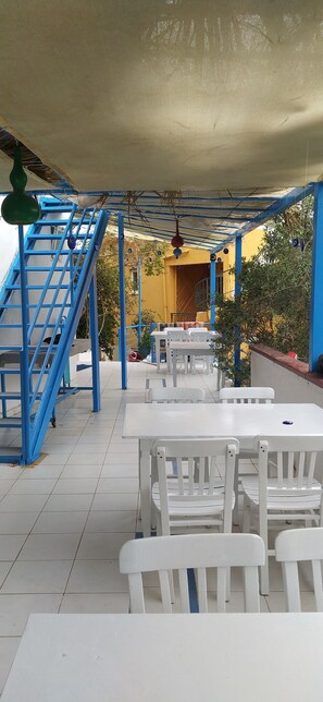 Déjeuner complet gratuit tous les jours