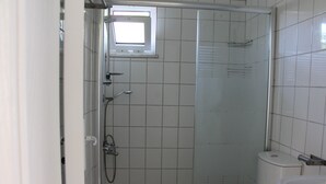Habitació doble estàndard, vistes a la muntanya | Bany | Dutxa, assecador de cabells, tovalloles i sabó 