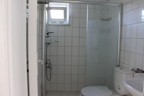 Standard Double Room, Mountain View | Bathroom | Shower, hair dryer, towels, soap - Saranda Beach Pansiyon (Marmaris)