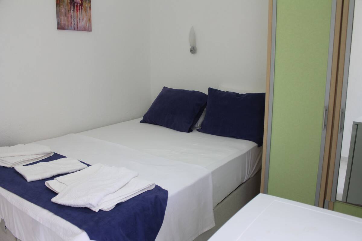 Standard-Doppelzimmer, Bergblick | 1 Schlafzimmer, Bügeleisen/Bügelbrett, kostenloses WLAN, Bettwäsche