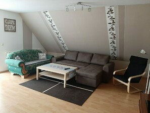 Fernseher, Tischtennisplatte, Bücher, Stereoanlage