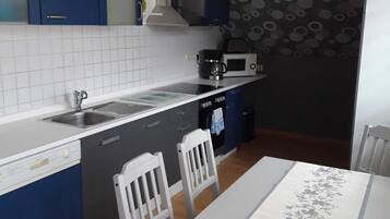 Køleskab, mikrobølgeovn, ovn, kogeplade