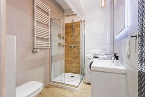 Shower, hair dryer, towels