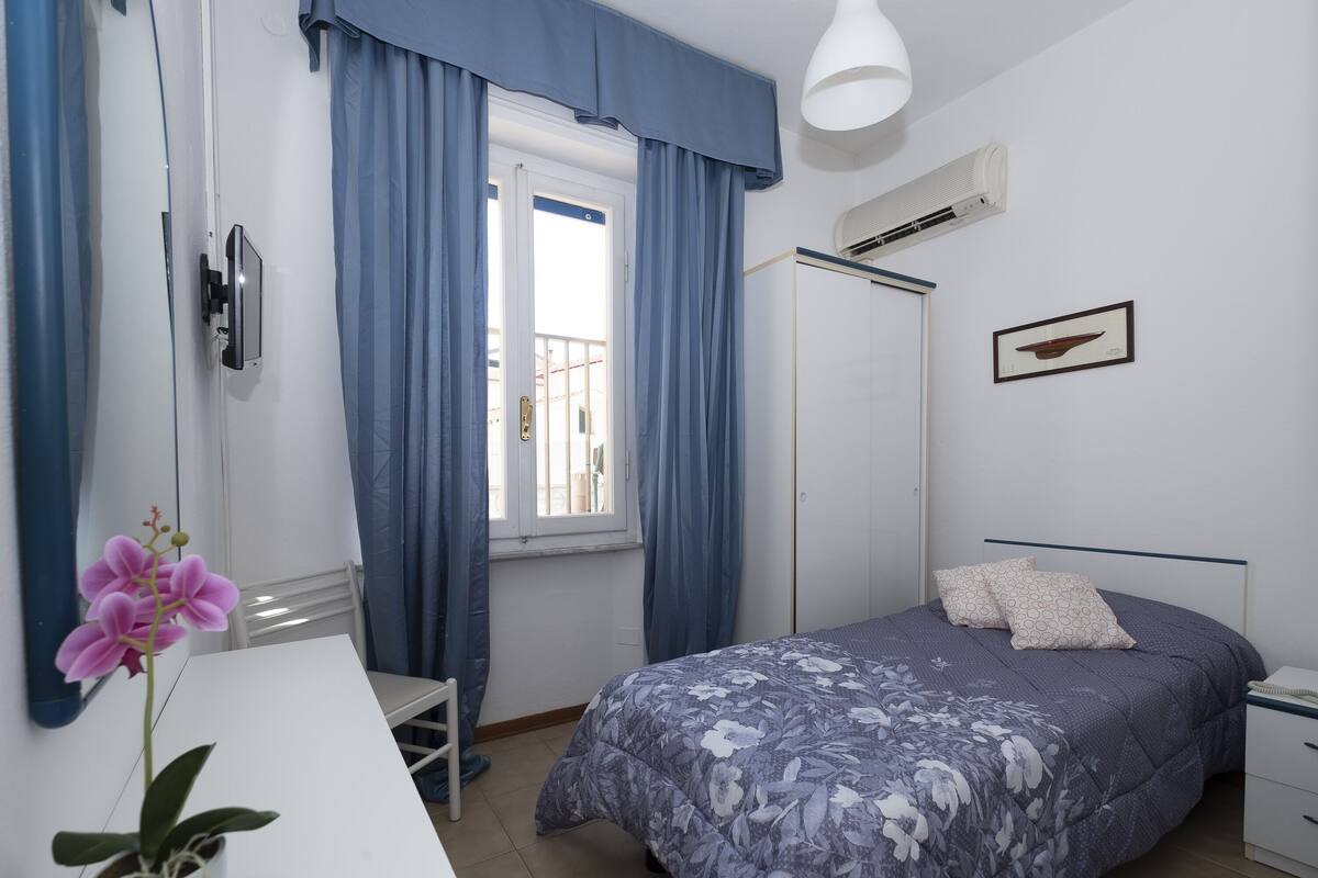 Minibar, blackout curtains, free WiFi, bed sheets