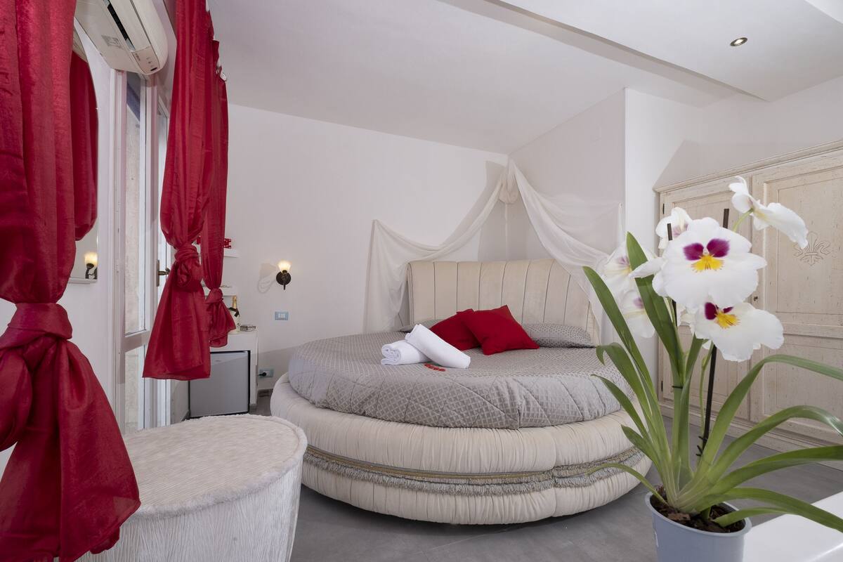 Minibar, blackout curtains, free WiFi, bed sheets